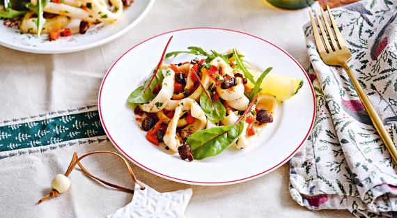 Теплый салат с кальмарами, каперсами и сладким перцем, рецепт