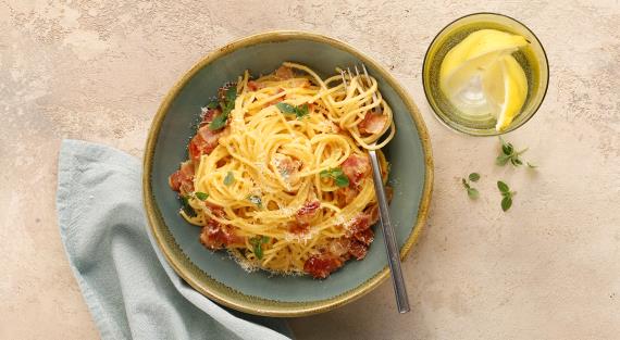 Спагетти с капустой, беконом и сыром: лучшая идея для идеального обеда