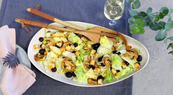 Салат айсберг с грибами, черникой и маслинами, рецепт