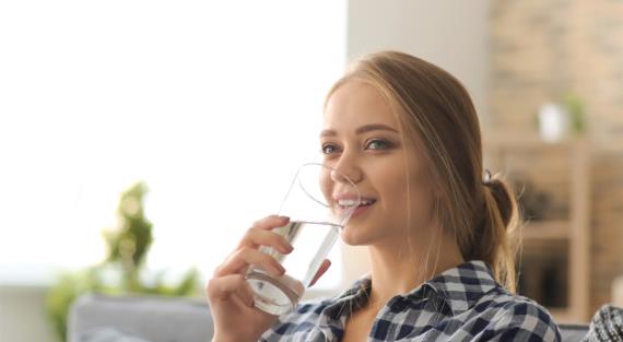 Правда ли пить воду во время еды вредно, отвечают диетологи