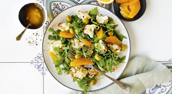 Салат с цветной капустой, апельсином и оливками, рецепт