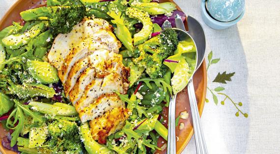 Зеленый салат с курицей и пармезаном
