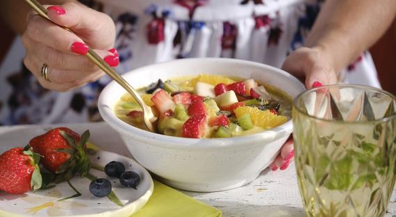 Фруктовый суп с голубикой и клубникой на растительном молоке, рецепт