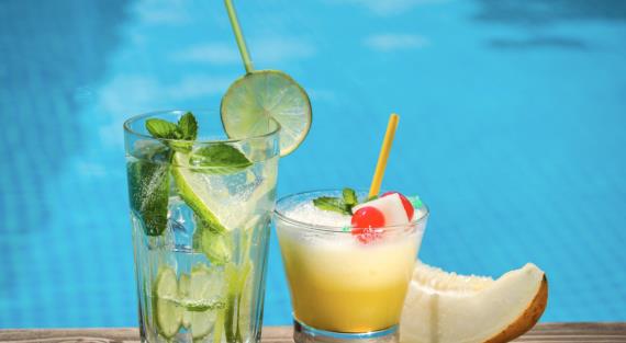 Названы самые полезные напитки, которые помогут утолить жажду летом