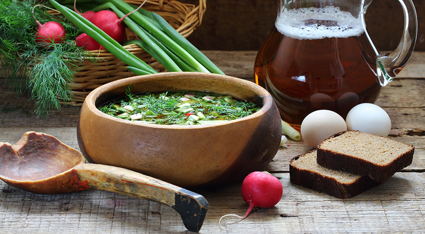 Традиционно окрошку подавали и как суп (в обычном обеде), и как холодное блюдо (в званой трапезе)