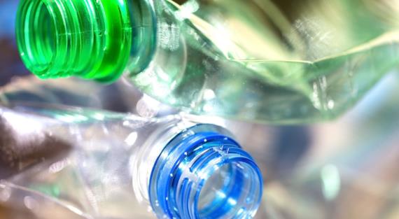 В России запретят цветные пластиковые бутылки: когда это произойдет и почему
