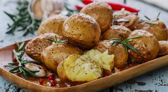 Картошка в мундире, запеченная в духовке – 8 наивкуснейших блюд, которые захочется приготовить прямо сейчас