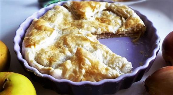 Корнуолльский пирог из лука с яблоками, рецепт