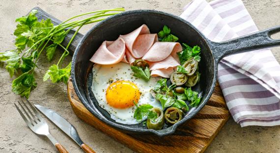 С чем и как приготовить яичницу на сковороде, 6 вариантов вкусной яичницы