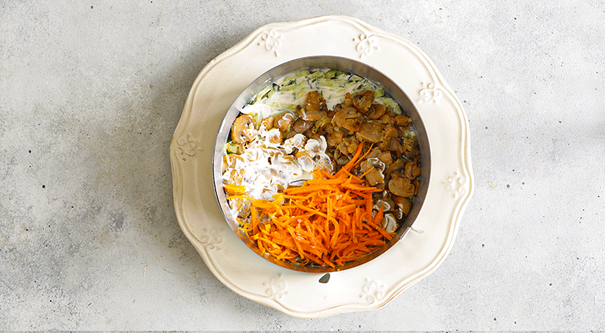 Слоеный салат с куриным филе, грибами и корейской морковью