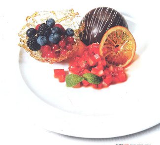 Рецепт Шоколадный десерт с ассорти из свежих ягод и тартаром из клубники