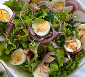 Весенний салат с перепелиными яйцами