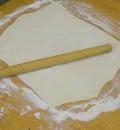 Тонко раскатать тесто для приготовления штруделя