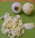 Мелко нарезать яблоки для приготовления штруделя