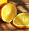 Сок апельсина и цедру добавляем к креветкам в маринад