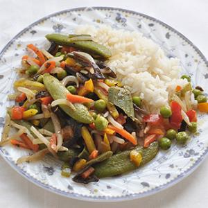 Овощи с черным чесноком и рисом