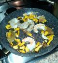 Обжарить ингредиенты для приготовления пипе ригате с тыквой и креветками