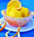Апельсиново-лимонный сорбет в ледяной чаше готов к подаче