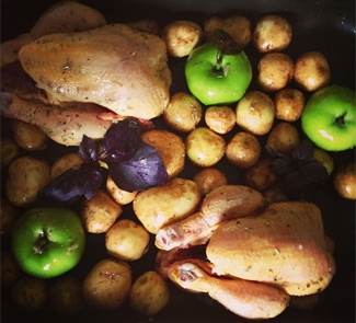 Рецепт Мини-цыплята, запеченные с яблоками, картофелем и розмарином
