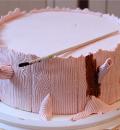 Пищевым красителем окрашиваем торт в коричневый цвет
