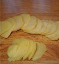 Картофель нарезаем тонкими кружочками