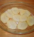 Выкладываем нарезанный картофель в форму для запекания