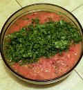 К помидорам с луком добавляем сок лайма и зелень, перемешать, убрать в холодильник