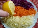 Поливаем лимонным соком трёхцветный салат
