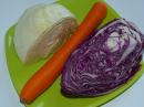Для салата понадобится морковь, белокочанная и краснокочанная капуста