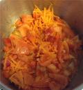 Обжарить морковь в кастрюле, добавить перец
