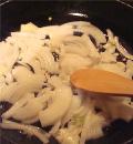 Обжариваем лук, добавить карри, на тарелку выкладываем рис, затем чечевицу и лук