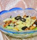 Выкладываем салат Цезарь с огурцом и маслинами на тарелку