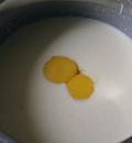 Снимаем кастрюлю с плиты и добавляем яичные желтки