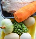 Варим куриную грудку с луком, морковью, горошком, чесноком и лавровым листом