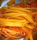 Обжариваем чеснок, затем добавляем морковь и перец
